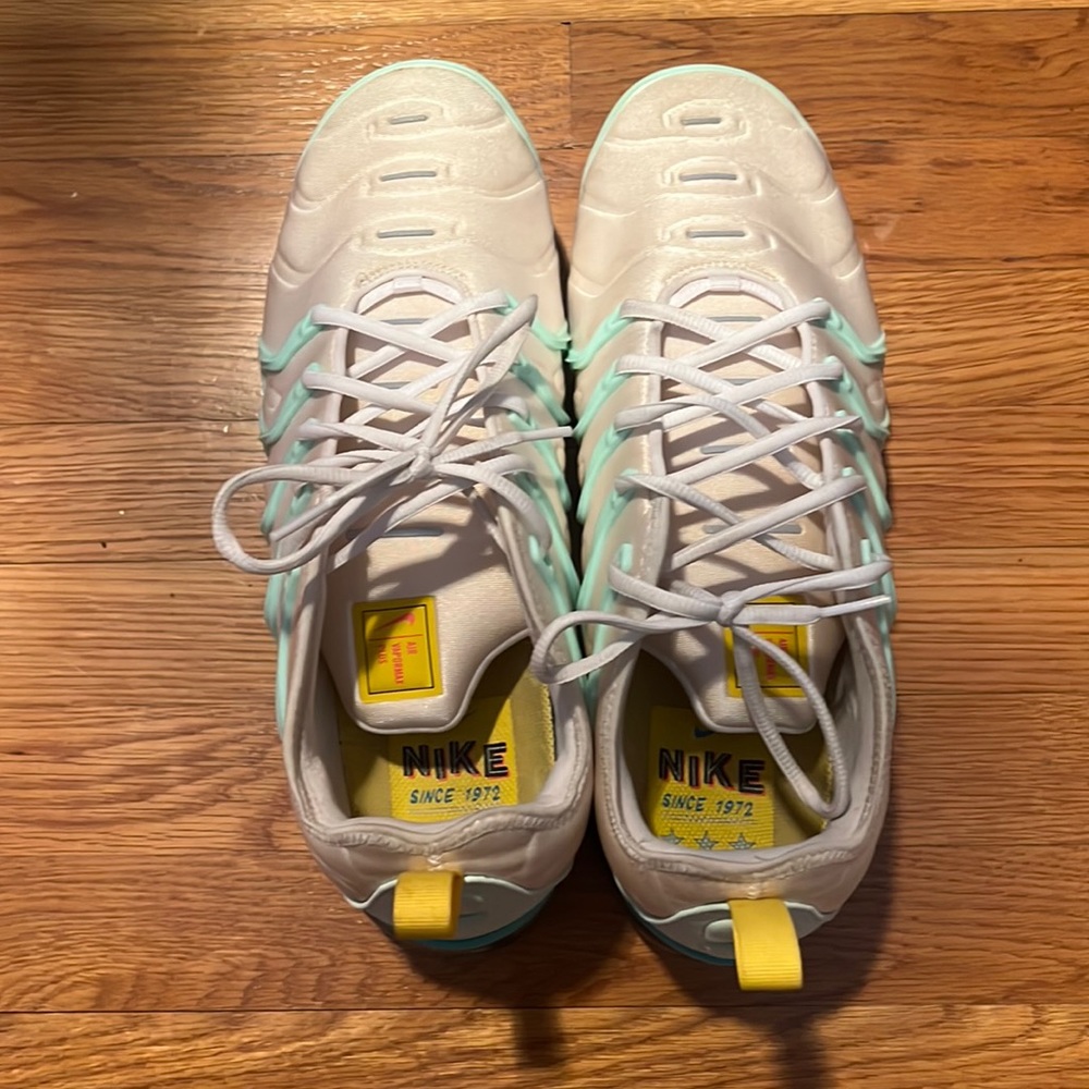 Size 13 white green